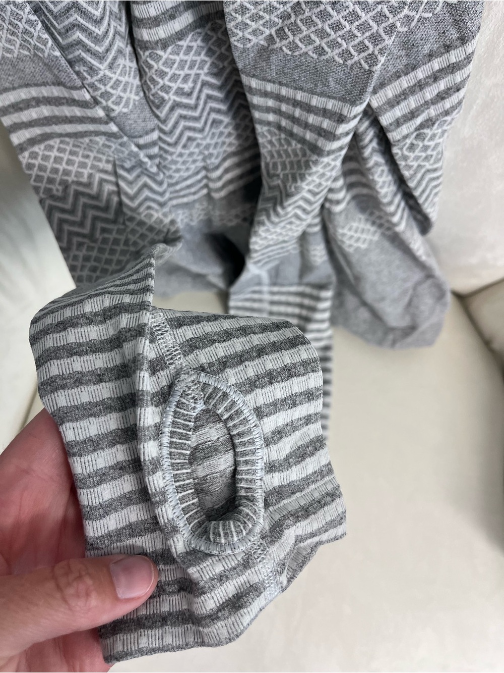 GAP Women’s Gray Patterned Long-Sleeve Athletic Top (XL) - Picture 3 of 4